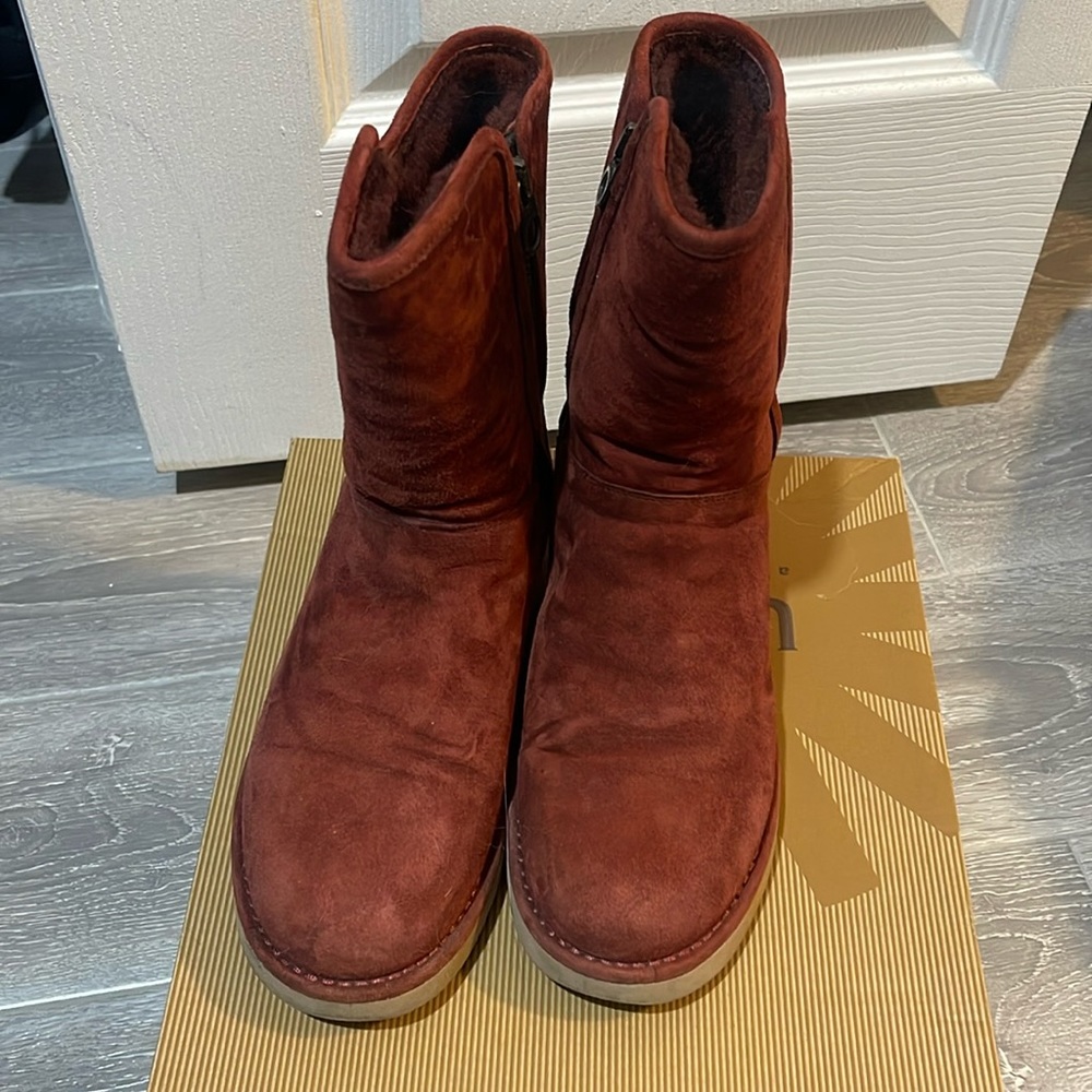Burgundy Uggs boots Size 5. Pre owned good condition. zipper on side.